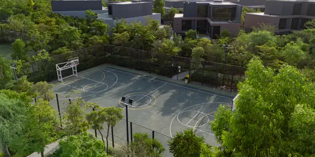 Basketball and padel courts